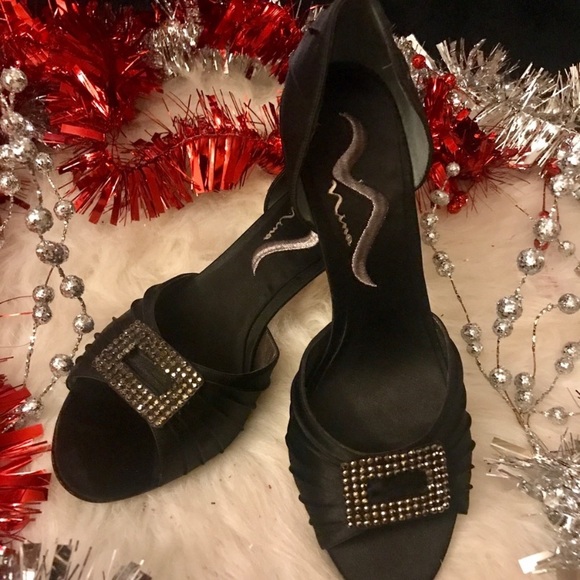 💥NEW LISTING💥 Nina Zirconia Satin Heel - Picture 4 of 8